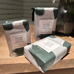 Oars + Alps Peppermint Charcoal Exfoliating Men's Bar Soap